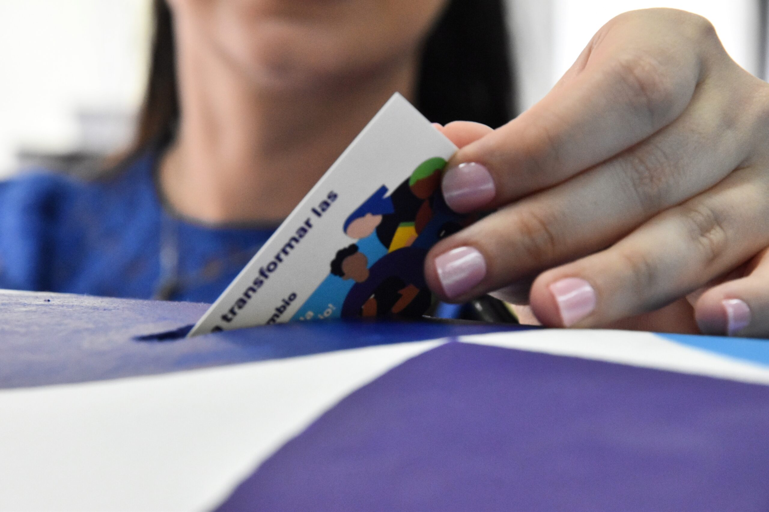 Persona sostiene una tarjeta con sellos utilizada en una campaña de participación del SIBDI