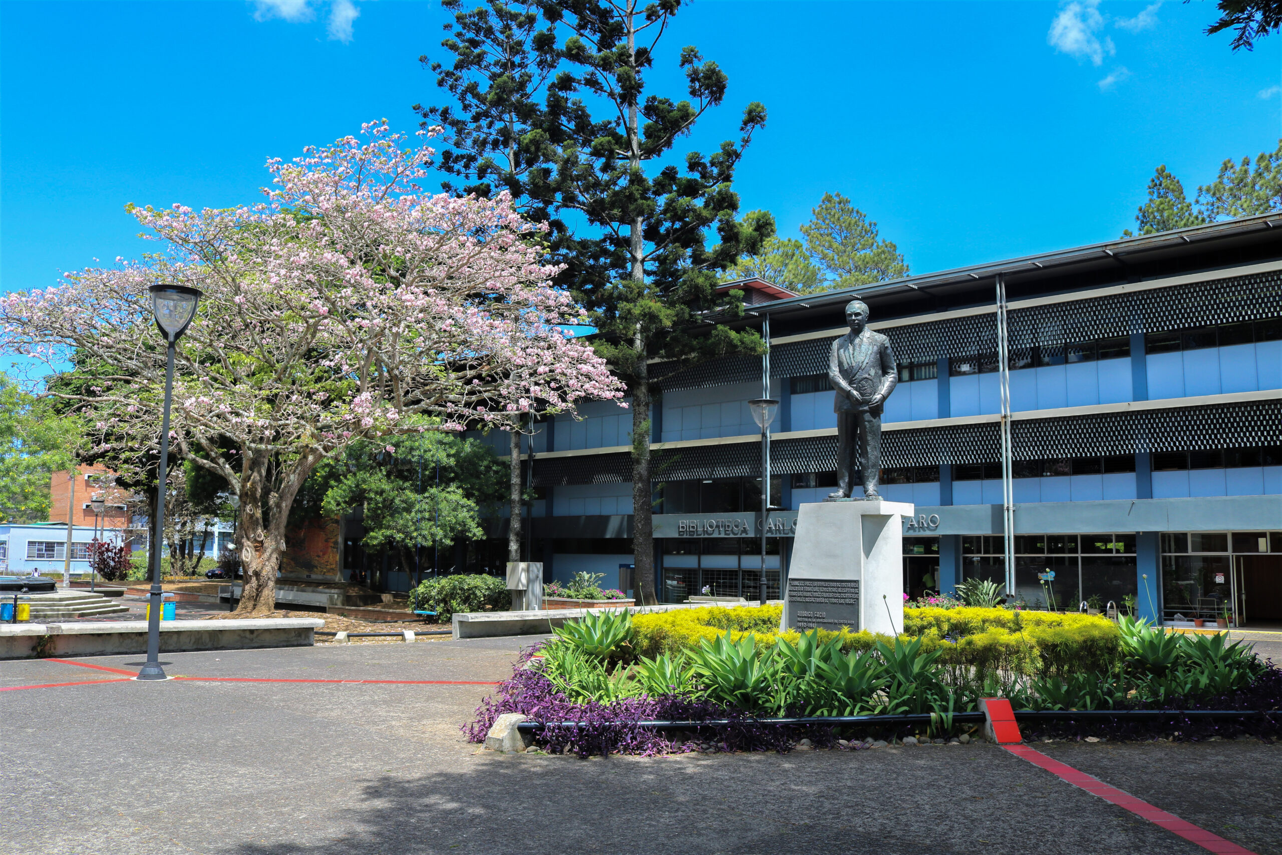 Fachada Biblioteca Carlos Monge Alfaro
