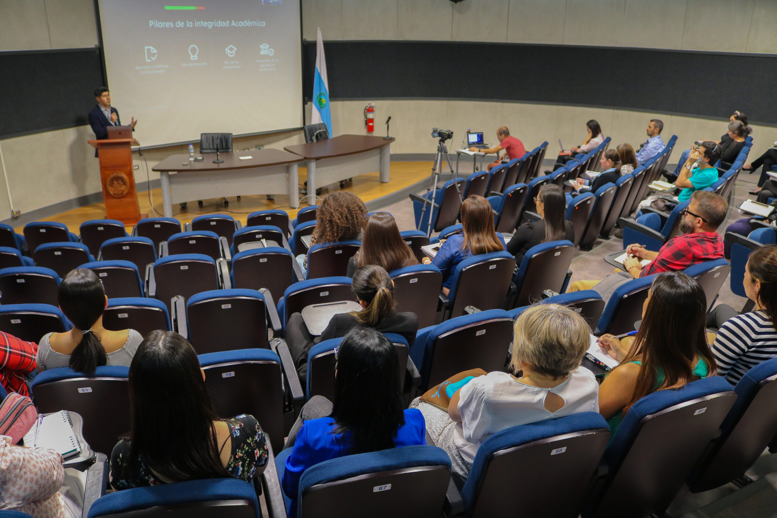 Grupo de personas durante conferencia del SIBDI