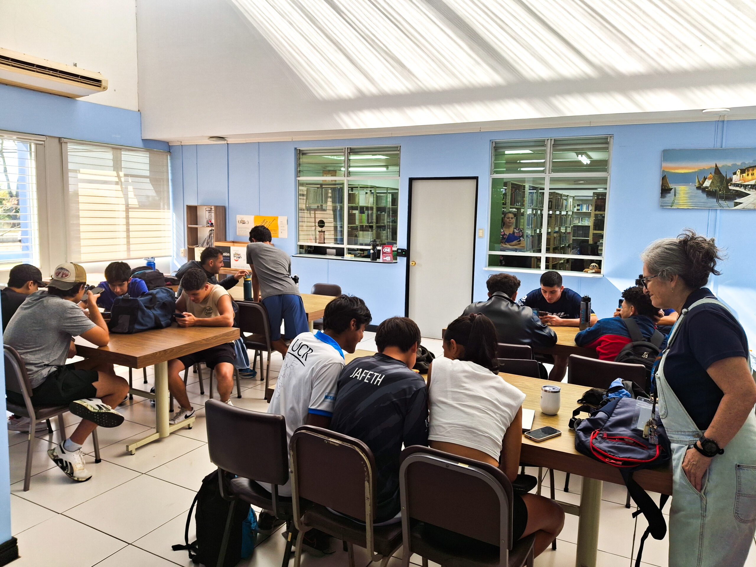 Estudiantes en la Biblioteca Biblioteca Ciencias del Movimiento Humano y la Recreación
